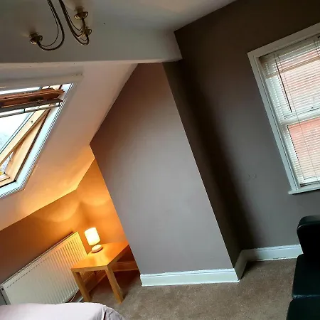 22 Roundhay Mount * Leeds (West Yorkshire)