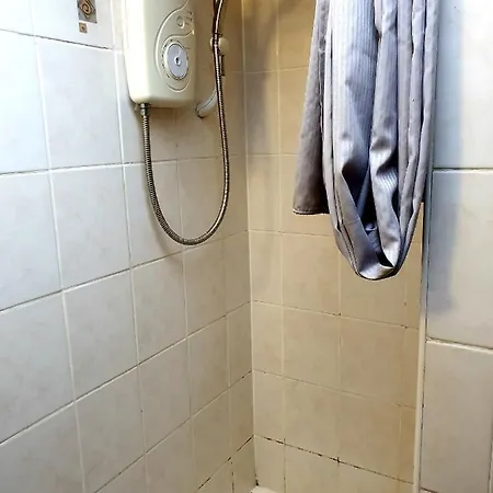 22 Roundhay Mount Guest house *